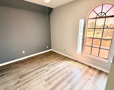 2501 Stetson Drive - Photo Thumbnail 11