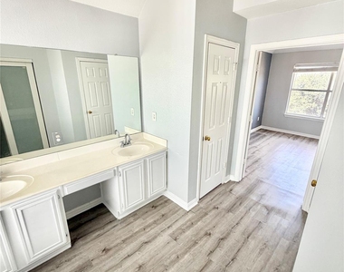 2501 Stetson Drive - Photo Thumbnail 17