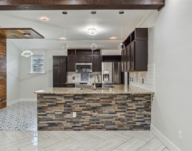 10207 Shelburne Drive - Photo Thumbnail 5