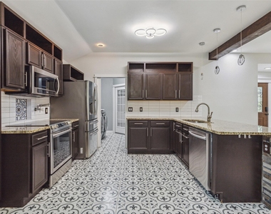 10207 Shelburne Drive - Photo Thumbnail 6