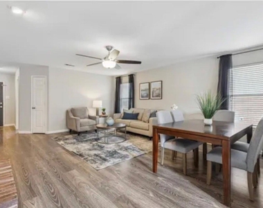 1500 Mockingbird Drive - Photo Thumbnail 2