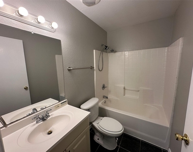 726 Elkhart Avenue - Photo Thumbnail 18