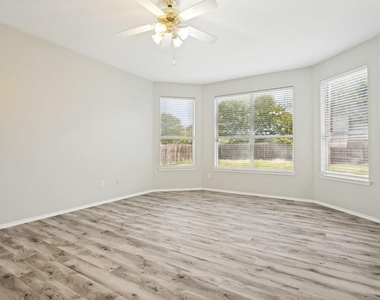 534 Hackberry Drive - Photo Thumbnail 4