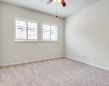1407 Lone Eagle Way - Photo Thumbnail 3