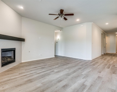 1407 Lone Eagle Way - Photo Thumbnail 8