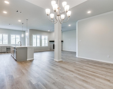 1407 Lone Eagle Way - Photo Thumbnail 6
