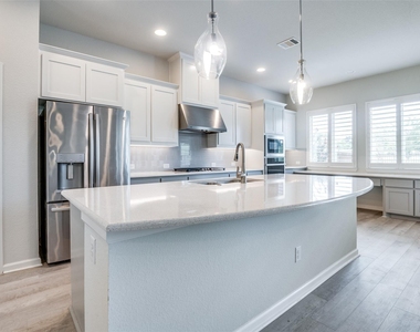 1407 Lone Eagle Way - Photo Thumbnail 10