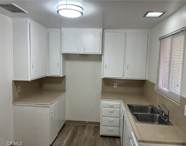401 W Grand Avenue - Photo Thumbnail 4