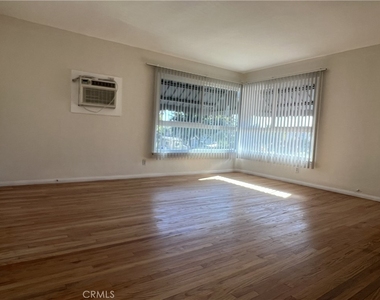 401 W Grand Avenue - Photo Thumbnail 2