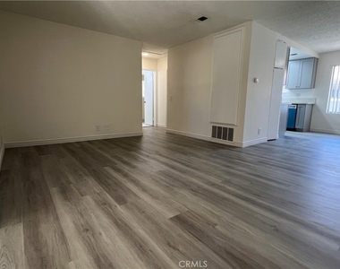 221 Grayson Way - Photo Thumbnail 3
