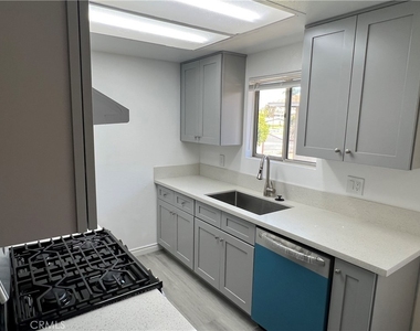 221 Grayson Way - Photo Thumbnail 6