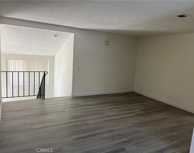 221 Grayson Way - Photo Thumbnail 4