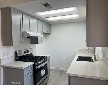 221 Grayson Way - Photo Thumbnail 7