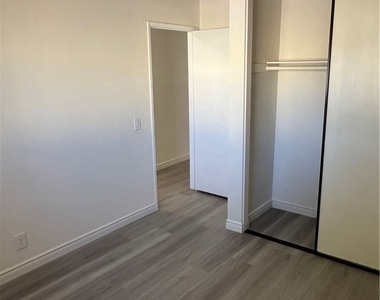 221 Grayson Way - Photo Thumbnail 12