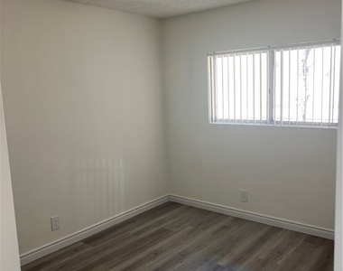 221 Grayson Way - Photo Thumbnail 11