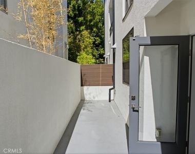 829 N Martel - Photo Thumbnail 15