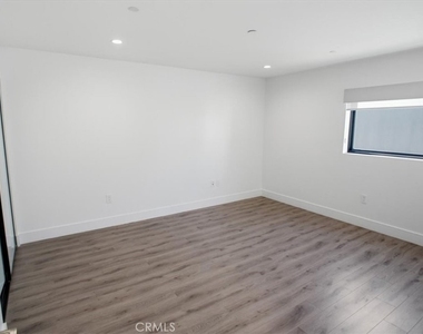 829 N Martel - Photo Thumbnail 13
