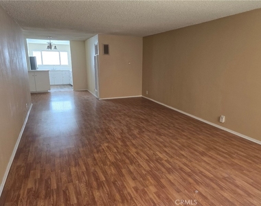 7549 Lexington Avenue - Photo Thumbnail 3