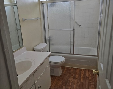 7549 Lexington Avenue - Photo Thumbnail 6