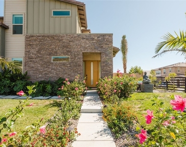 11743 Canoga Avenue - Photo Thumbnail 3