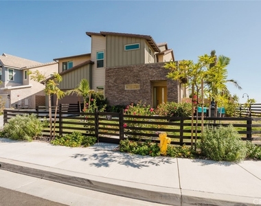 11743 Canoga Avenue - Photo Thumbnail 6