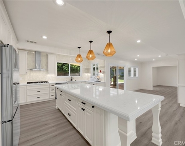 1025 Woodcrest - Photo Thumbnail 6