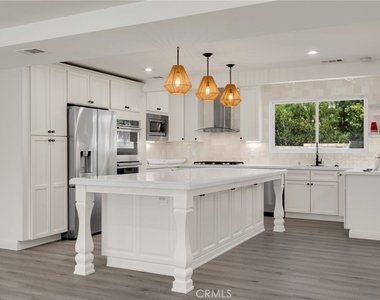 1025 Woodcrest - Photo Thumbnail 3