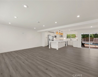 1025 Woodcrest - Photo Thumbnail 2