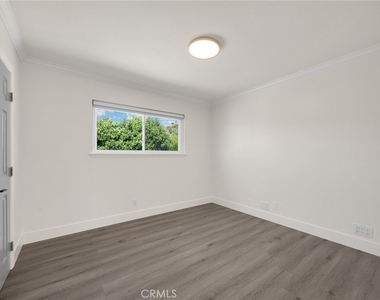 1025 Woodcrest - Photo Thumbnail 16