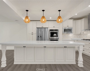 1025 Woodcrest - Photo Thumbnail 8