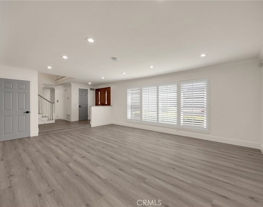 1025 Woodcrest - Photo Thumbnail 5