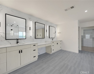 1025 Woodcrest - Photo Thumbnail 25