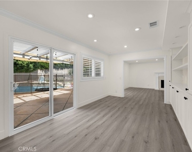 1025 Woodcrest - Photo Thumbnail 7