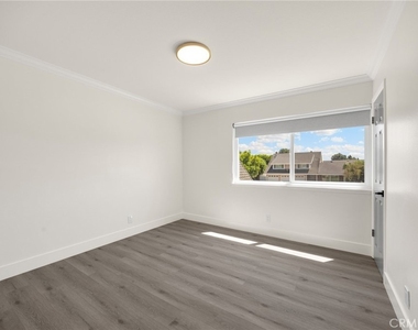 1025 Woodcrest - Photo Thumbnail 19