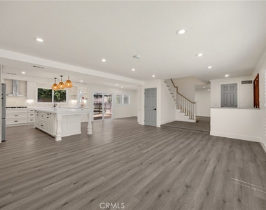 1025 Woodcrest - Photo Thumbnail 4