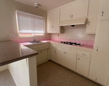 668 Center #b - Photo Thumbnail 3