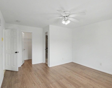 7405 Charmant Dr - Photo Thumbnail 19