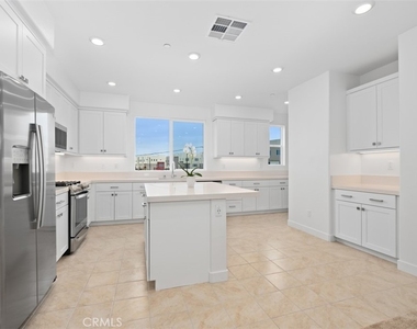 1637 W Lincoln Avenue - Photo Thumbnail 18