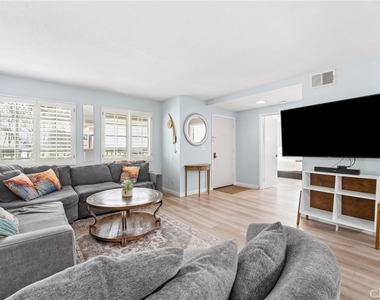 24486 Howes - Photo Thumbnail 5