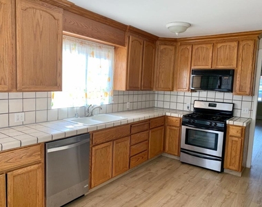 1462 Revere Avenue - Photo Thumbnail 7