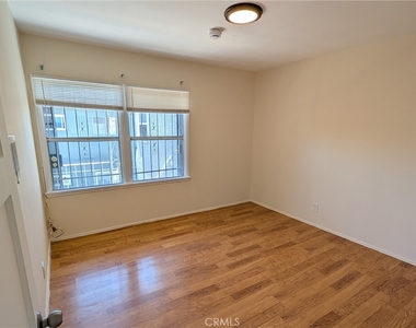 218 N Normandie - Photo Thumbnail 9