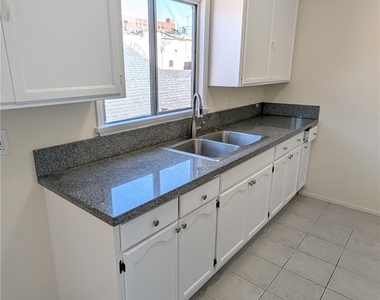 218 N Normandie - Photo Thumbnail 5