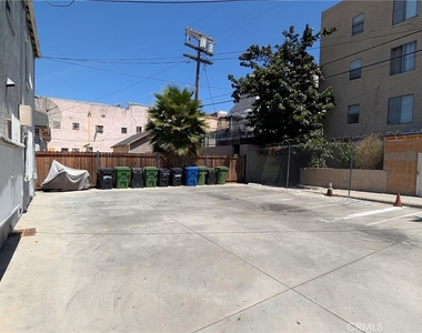 216 N Normandie - Photo Thumbnail 9