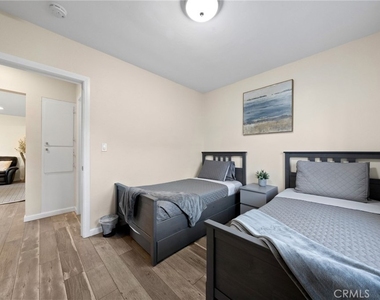 6240 University - Photo Thumbnail 18
