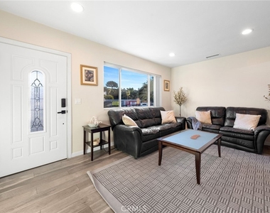 6240 University - Photo Thumbnail 4