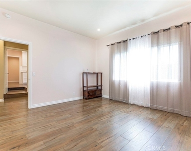 10455 Glory Avenue - Photo Thumbnail 6