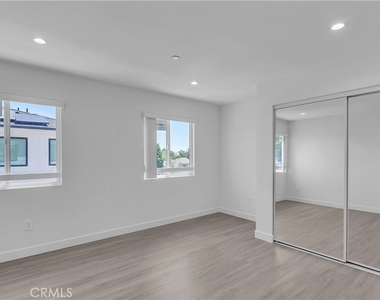 7731 Craner Ave - Photo Thumbnail 11