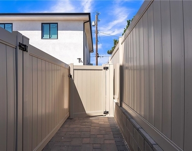 7731 Craner Ave - Photo Thumbnail 24