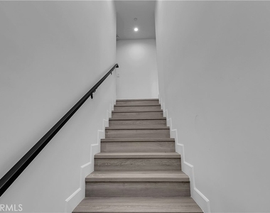 7731 Craner Ave - Photo Thumbnail 8