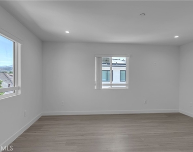 7731 Craner Ave - Photo Thumbnail 17